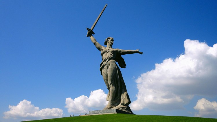 Скульптура «Родина-мать зовет!» — композиционный центр памятника-ансамбля «Героям Сталинградской битвы» на Мамаевом кургане в Волгограде