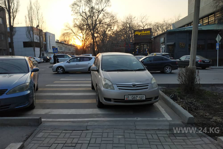 Чудаки парковки на улице Тыныстанова