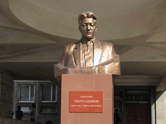 Памятник-бюст Мирсаиду Миррахимову в Бишкеке