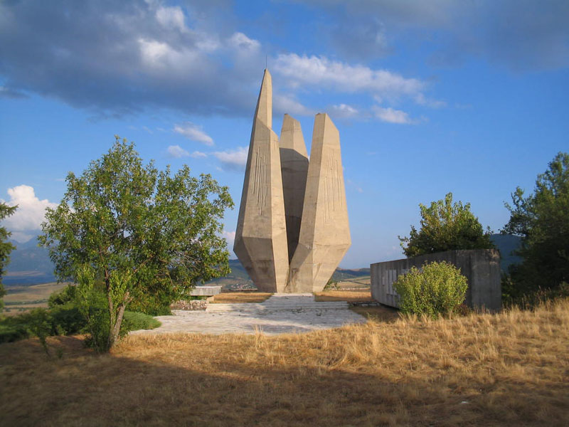 Памятник партизанам, погибшим в бою 25 июня 1944 года возле села Еремия, в Болгарии