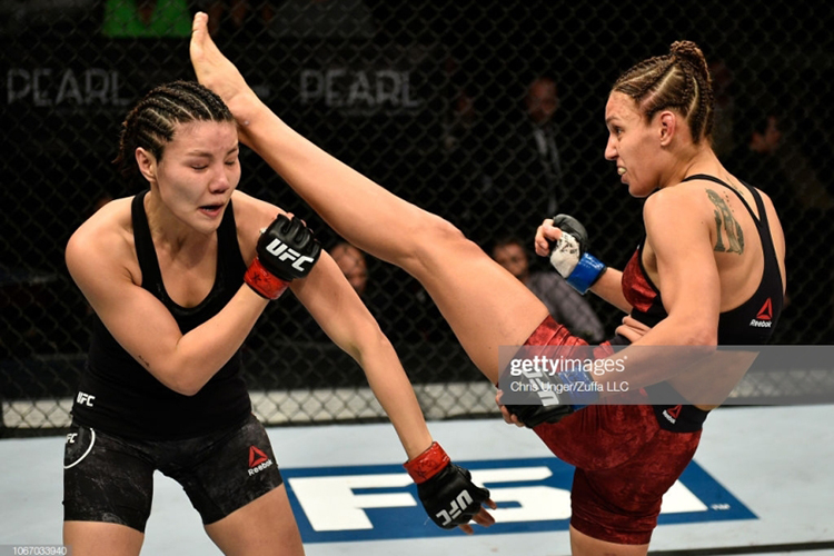 Антонина Шевченко (справа) в дебютном бою в UFC. Ноябрь 2018 года