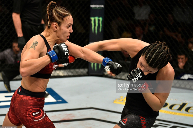 Антонина Шевченко (слева) в дебютном бою в UFC. Ноябрь 2018 года