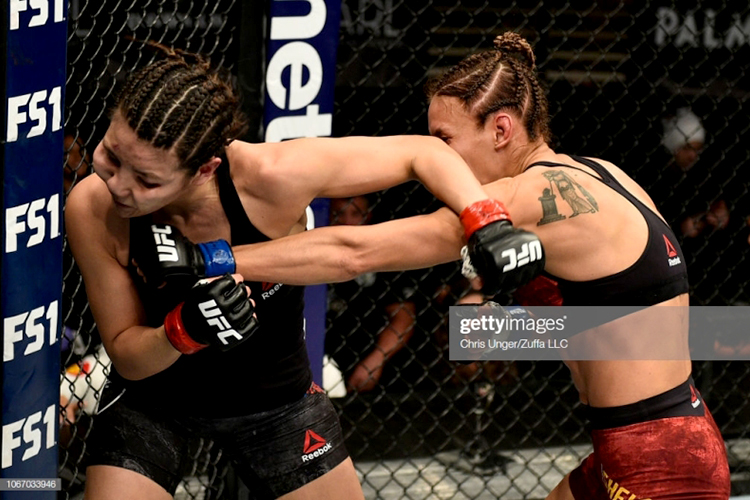 Антонина Шевченко (справа) в дебютном бою в UFC. Ноябрь 2018 года