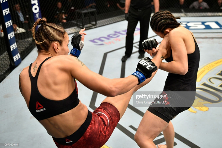 Антонина Шевченко (слева) в дебютном бою в UFC. Ноябрь 2018 года