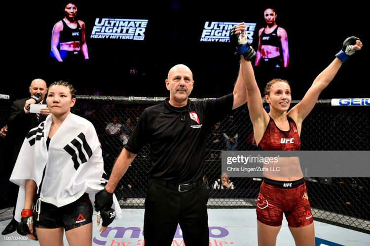 Антонина Шевченко (справа) в дебютном бою в UFC. Ноябрь 2018 года