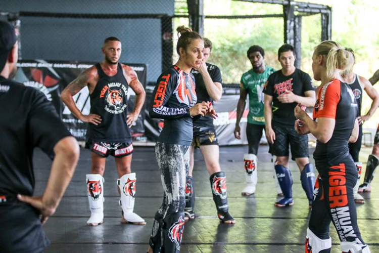 Антонина Шевченко (в центре) готовится к новому бою в UFC