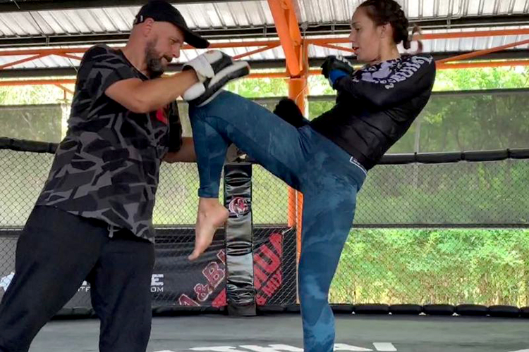 Антонина Шевченко (справа) готовится к новому бою в UFC