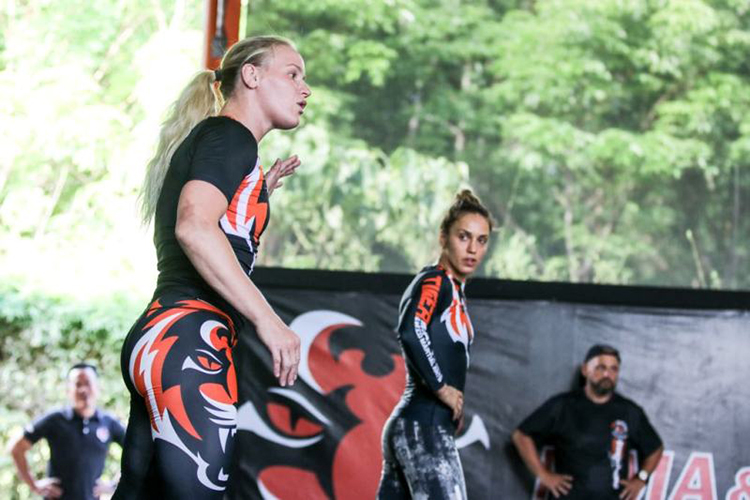 Антонина Шевченко (в центре) готовится к новому бою в UFC