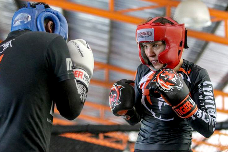 Антонина Шевченко (справа) готовится к новому бою в UFC