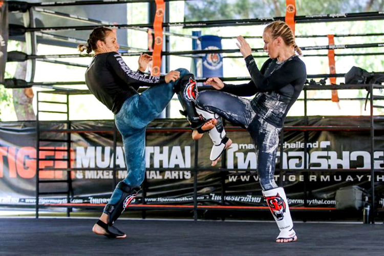 Антонина Шевченко (слева) готовится к новому бою в UFC