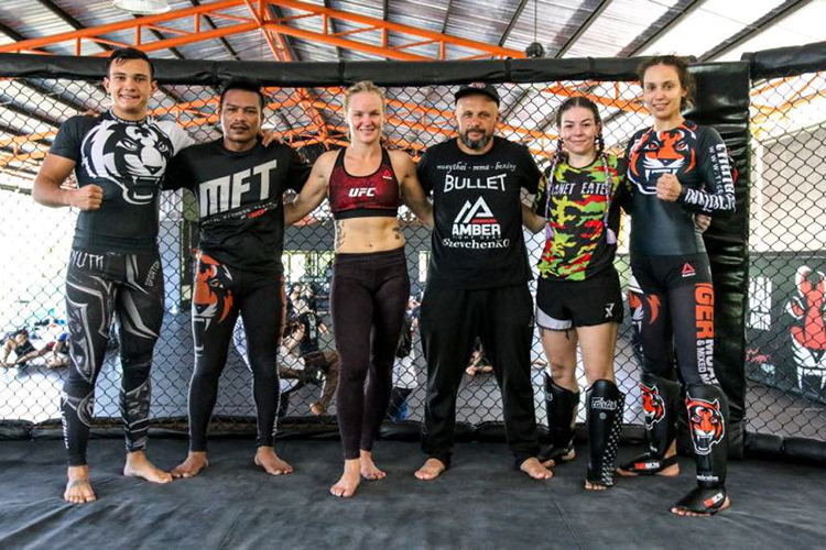 Антонина Шевченко (справа) готовится к новому бою в UFC