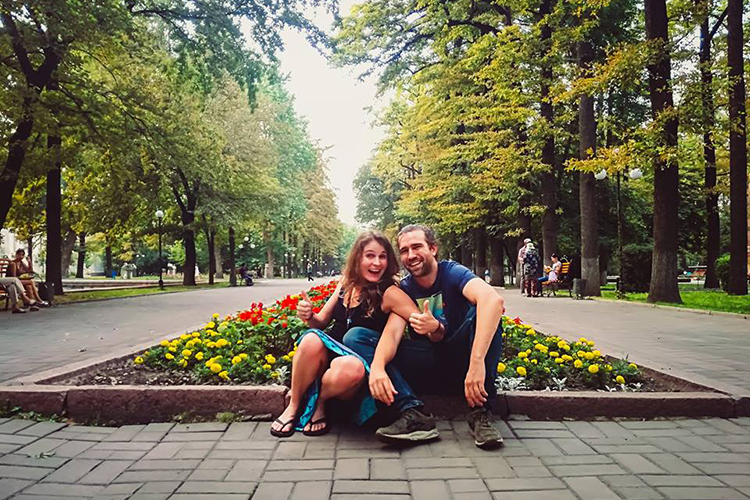 из интернета. Синтия и Нико в Бишкеке