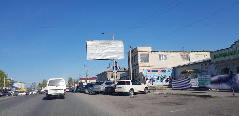 В Канте из-за рекламного щита не видно дорожного знака