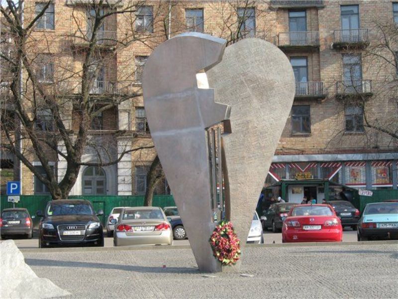 Памятник жертвам терроризма в Киеве