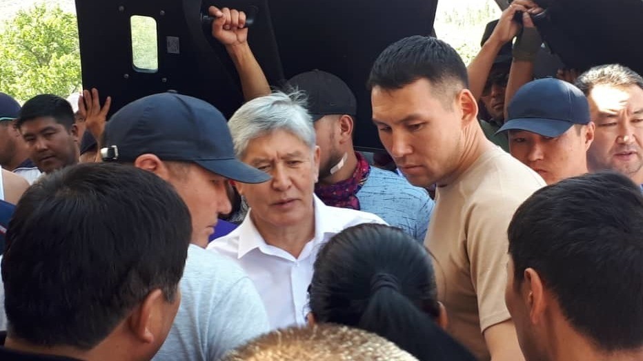 Сотрудник 9-й службы ГКНБ Канат Сагымбаев справа от Атамбаева
