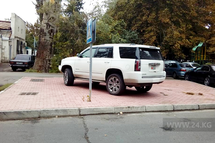 читателя 24.kg. На перекрестке улиц Иваницина и бульвара Эркиндик водитель припарковался, как ему захотелось
