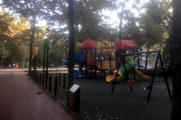 На новой площадке на бульваре Эркиндик исчезли детские скамейки