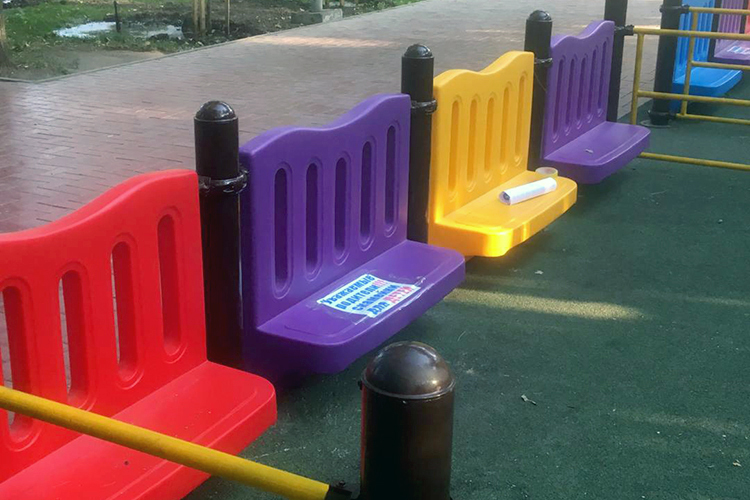 На скамейки для детей садились родители. Их не останавливали даже объявления