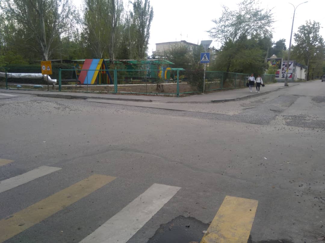 В седьмом микрорайоне перекопали новый асфальт