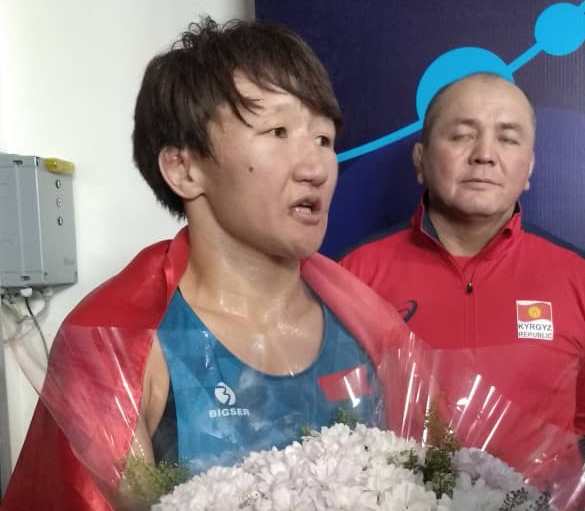 Айсулуу Тыныбекова (слева) в первые минуты после победы на чемпионате мира