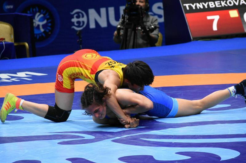 Айсулуу Тыныбекова (сверху) на чемпионате мира - 2019