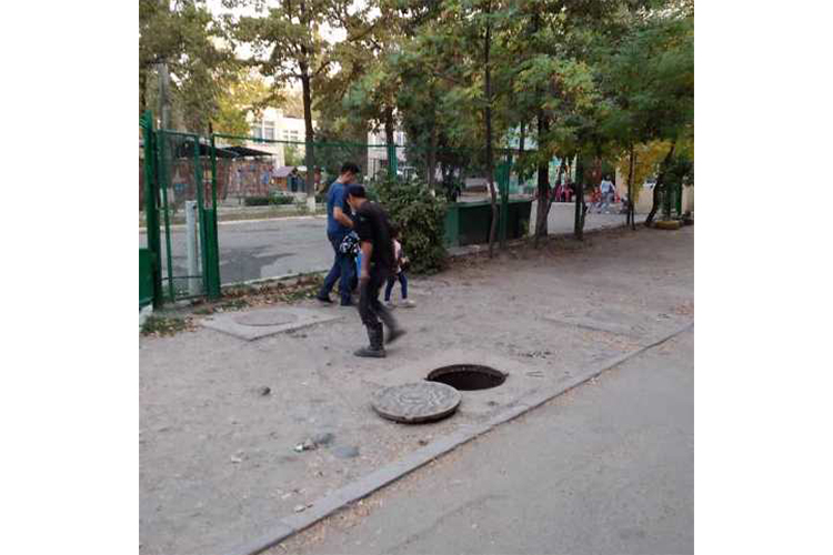 Вместо того, чтобы закрыть люк, мэрия его сфотографировала