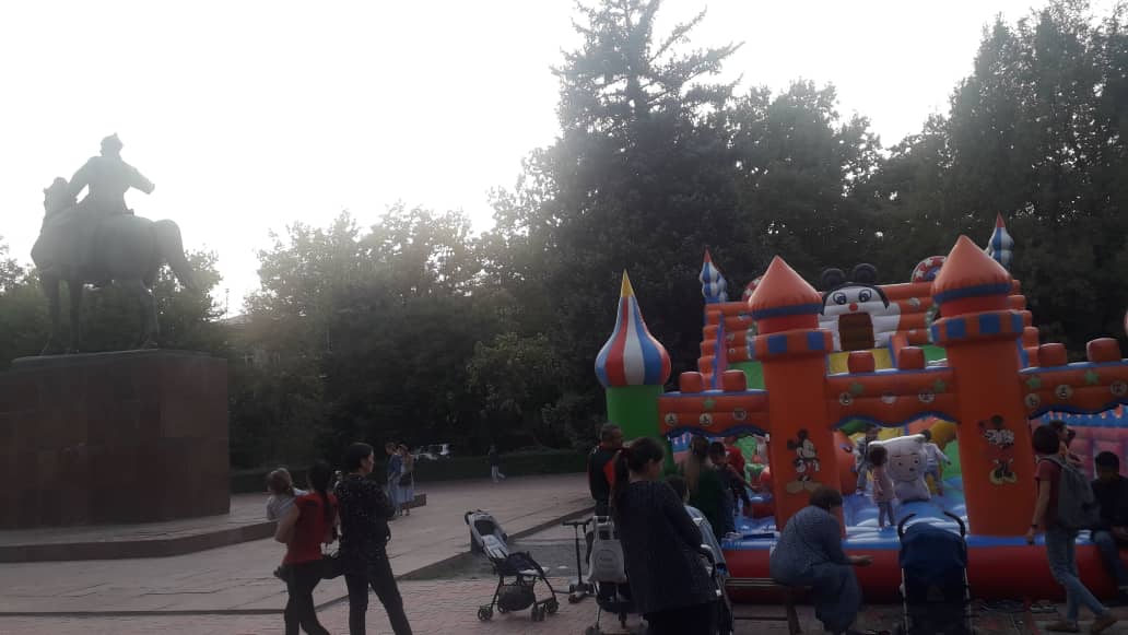 На бульваре Эркиндик установили батут