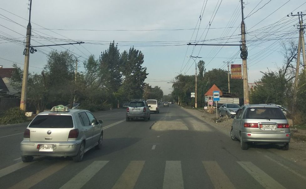 Поврежденное дорожное полотно на улице Салиевой