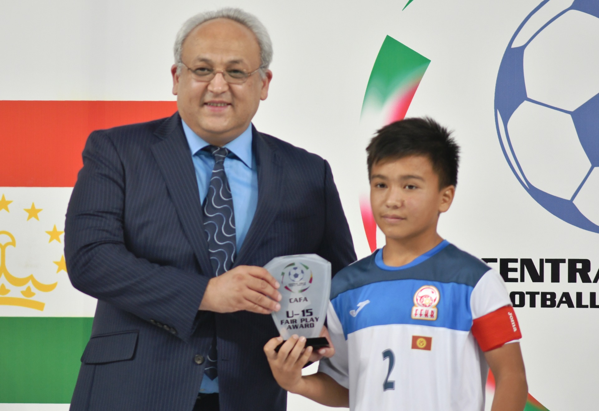 Ырыскелди Тыныбеков (справа) с наградой Fair Play на турнире CAFA Boys. Ташкент, 2018 год