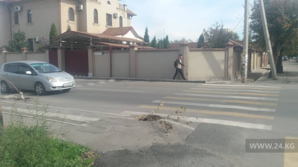 Открытые люки на улице Руставели
