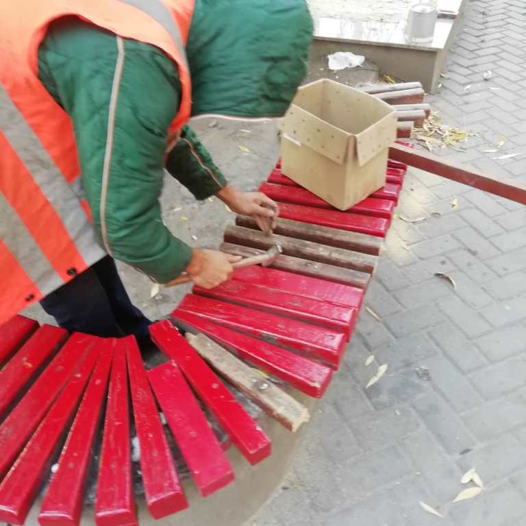 На Театральной аллее отремонтировали скамейки
