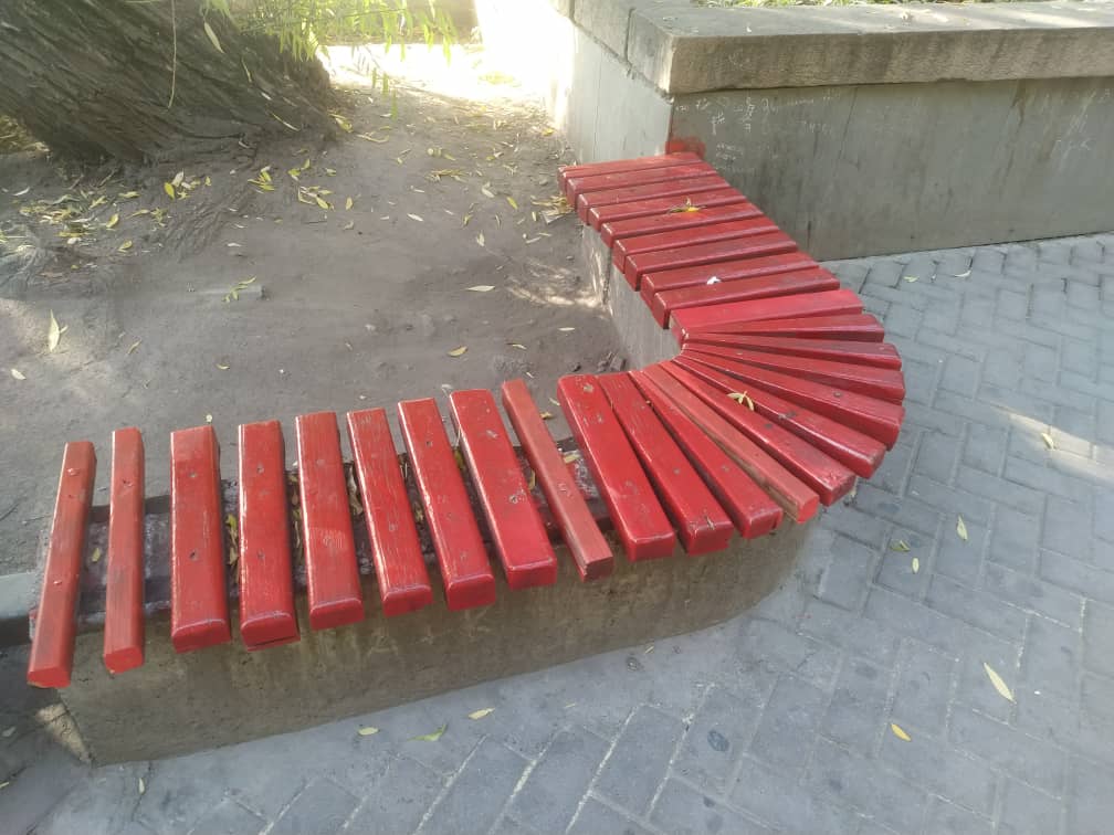 На Театральной аллее отремонтировали скамейки