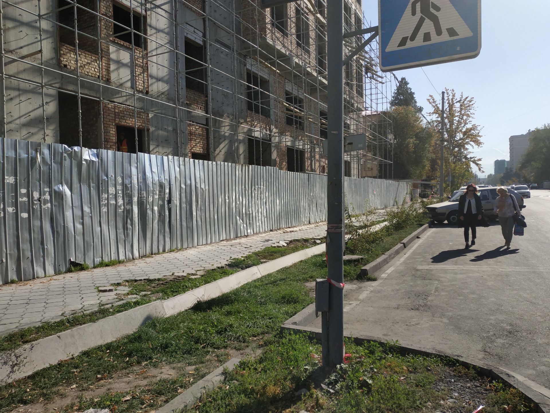 Стройкомпания перекрыла тротуар на улице Тыныстанова