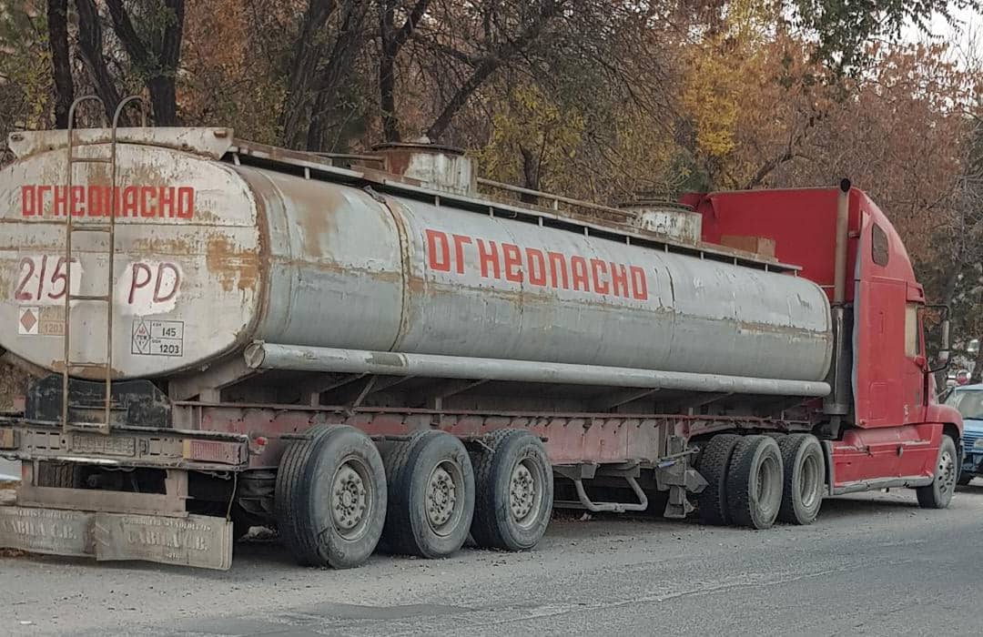 Брошенные автомобили на улице Туголбая Ата