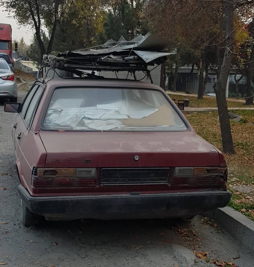Брошенные автомобили на улице Туголбая Ата