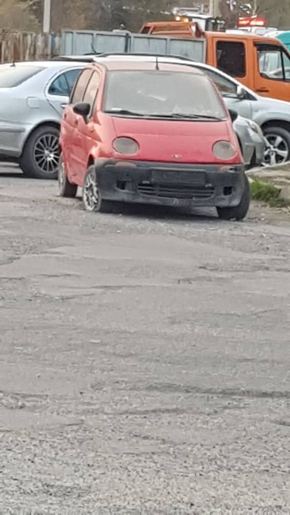 Брошенные автомобили на улице Туголбая Ата