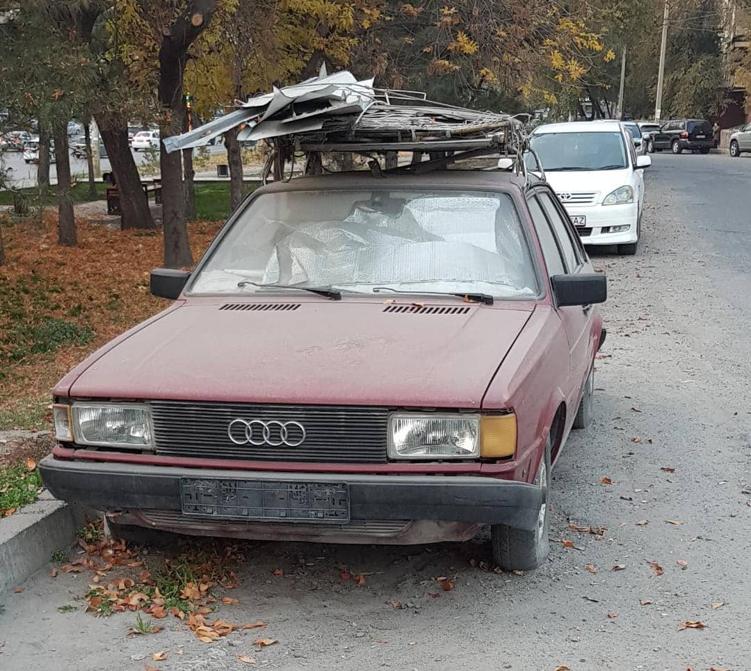Брошенные автомобили на улице Туголбая Ата
