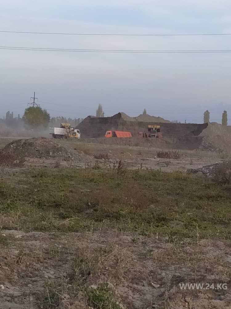 Грунт с дороги вывозят к БЧК и продают