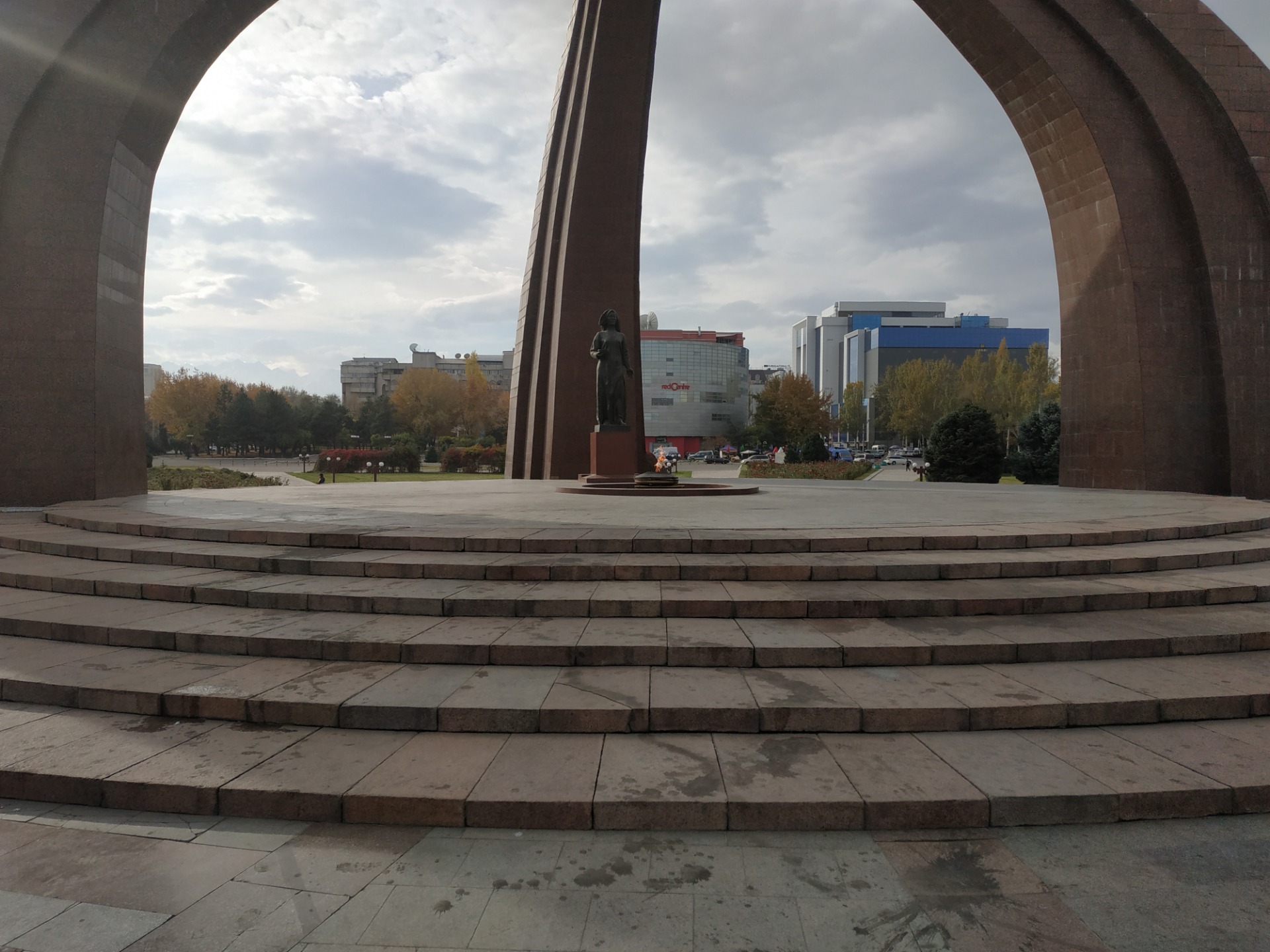 Площадь Победы нуждается в генеральной уборке