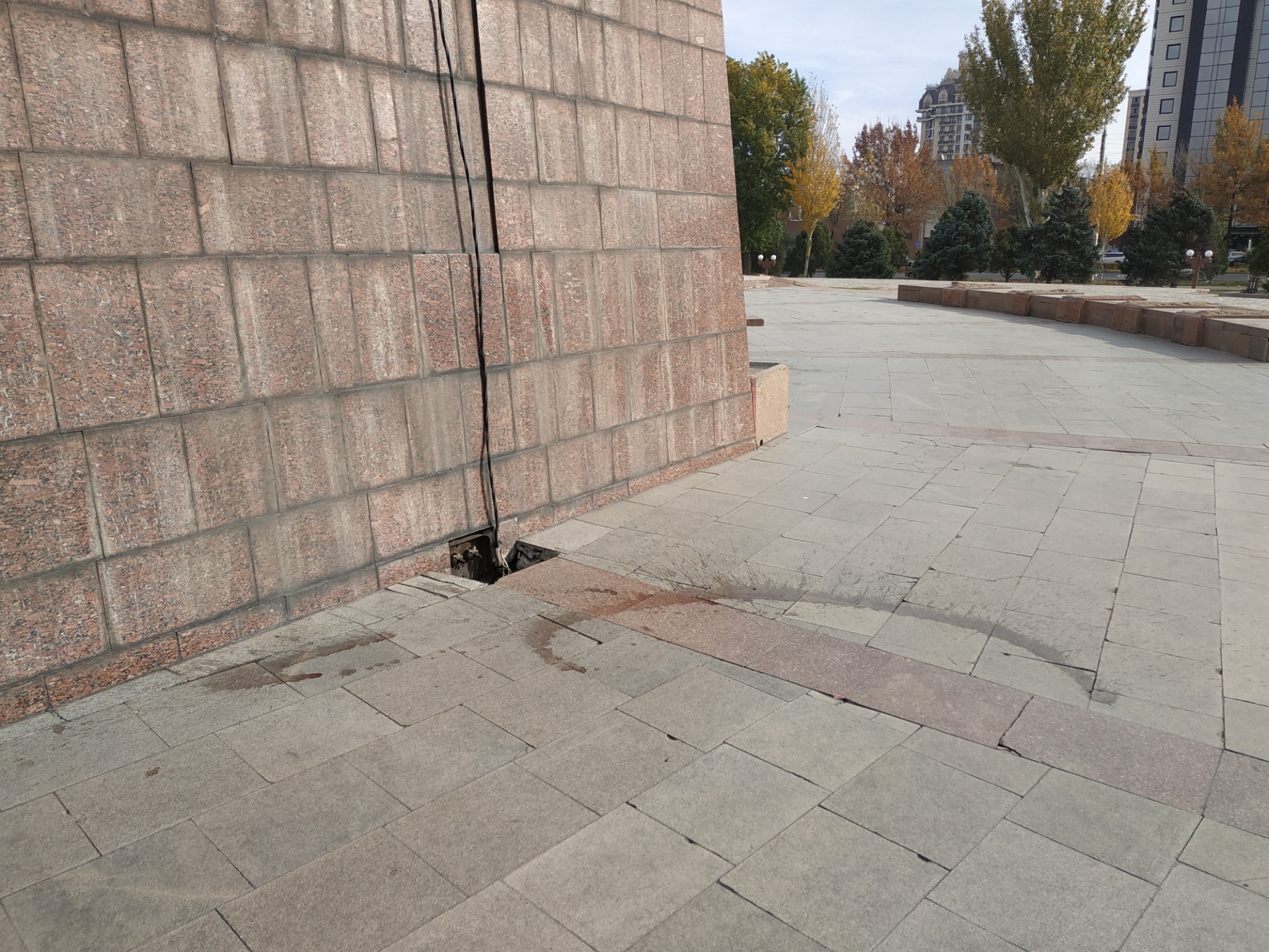 Площадь Победы нуждается в генеральной уборке