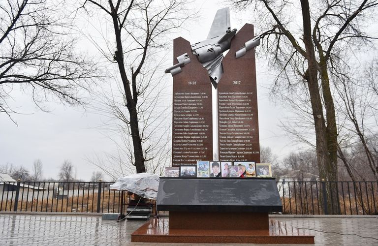 Памятник погибшим при падении 16 января 2017 года грузового самолета «Боинг-747» в поселке Дача СУ