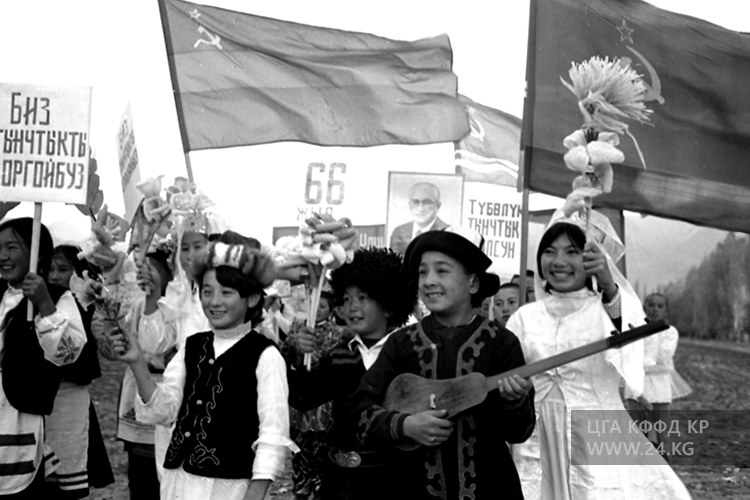Празднование Великой Октябрьской революции в Чолпон-Ате, 1983 год