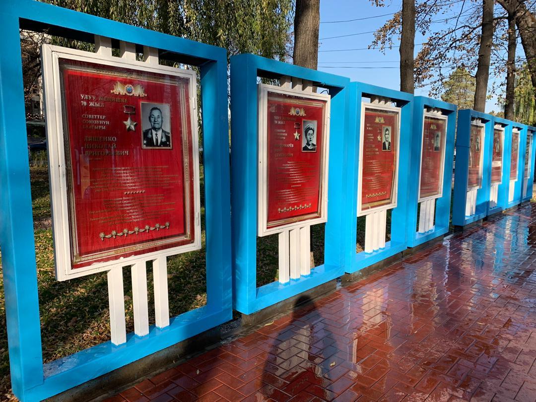 Сотрудники муниципальных служб заменили разбитые стекла