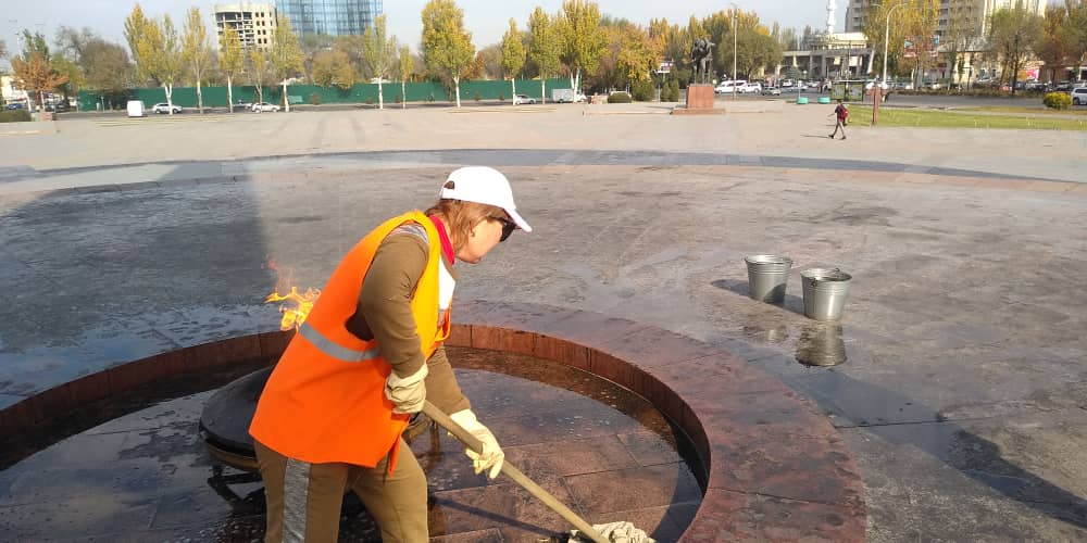 Монумент Победы в Бишкеке помыли