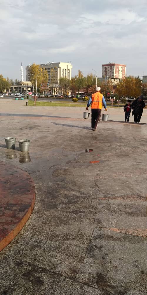 Монумент Победы в Бишкеке помыли