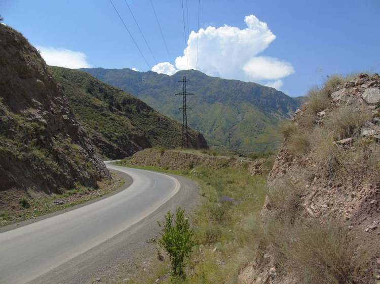 Автодорога Бишкек — Ош, между Кара-Кулем и Таш-Кумыром