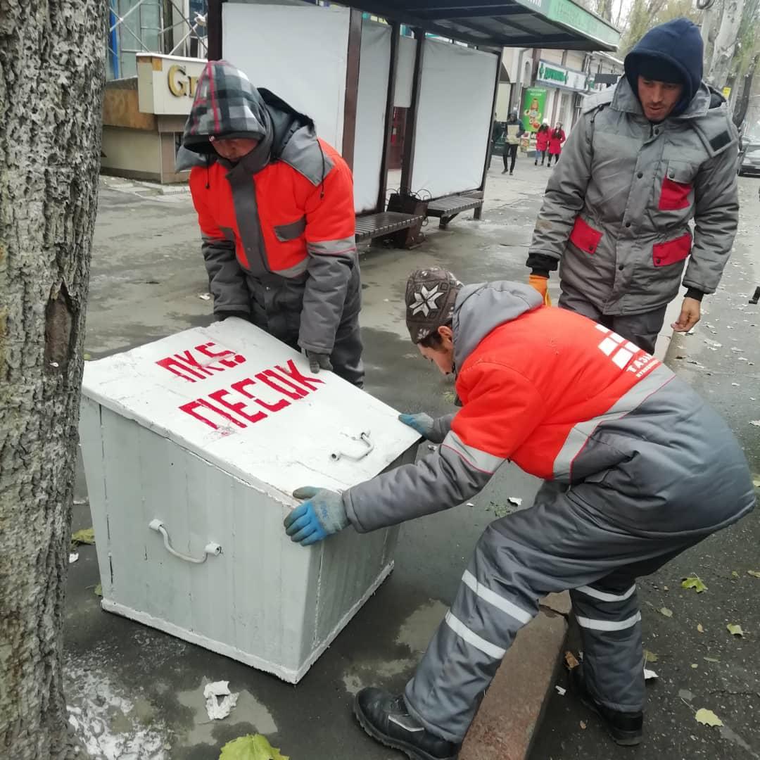 Возле остановок устанавливают бочки и контейнеры с песчано-соляной смесью