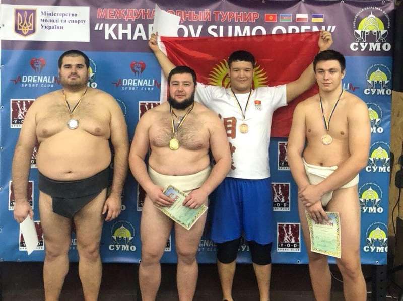 Второй справа - Айбек Касманбетов