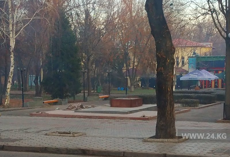Пустой постамент на месте памятника Суйменкулу Чокморову