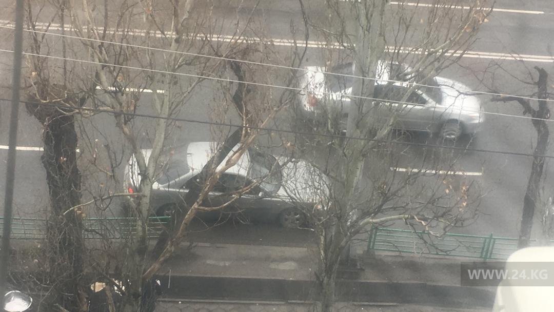 На улице Абдрахманова сломали ограждение